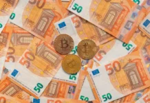 Euro digitale: la guida essenziale al nuovo denaro europeo banconote in euro e criptovalute insieme su sfondo neutro, euro digitale