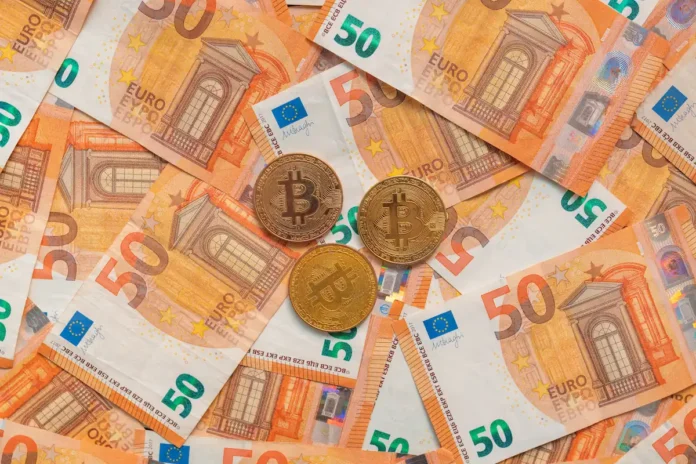banconote in euro e criptovalute insieme su sfondo neutro, euro digitale