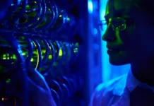 Quantum computing: la tecnologia che cambierà tutto Ricercatrice accanto a un computer quantistico con luci blu e verdi – quantum computing