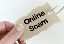 Proteggersi dalle truffe online: guida essenziale e sicura Etichetta con la scritta "Online Scam" su amo da pesca, simbolo delle truffe online