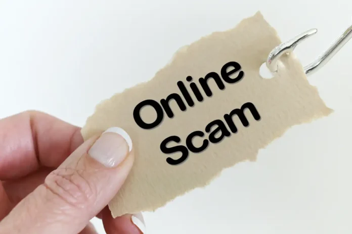 Etichetta con la scritta "Online Scam" su amo da pesca, simbolo delle truffe online
